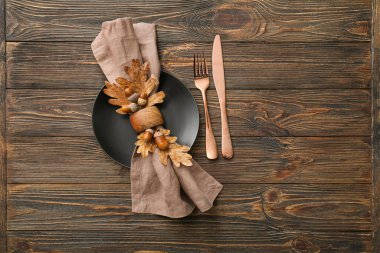 Ahşap arkaplanda sonbahar masası ayarları