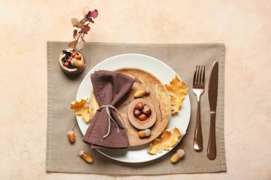 Renk arkaplanı üzerindeki sonbahar tablosunu stil et