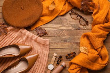 Şık kadın aksesuarlarından yapılmış çerçeve ve ahşap arka planda giysiler. Kara Cuma indirimi