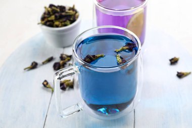 Bir fincan kelebek bezelye çiçeği çayı.