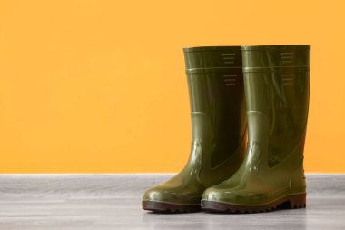 Renk duvarına karşı yerde bir çift çizme