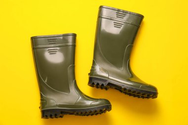 Sarı arka planda bir çift lastik bot.