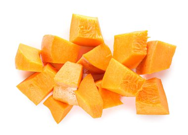 Beyaz arkaplanda olgun balkabağı parçaları