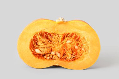 Olgun balkabağının yarısı açık arkaplanda