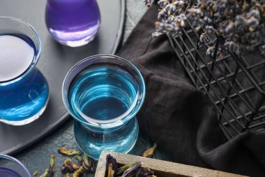 Masada bir fincan organik mavi çay, yakın plan.