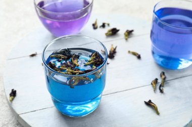 Hafif arka planda mavi çay bardakları olan ahşap tahta, yakın plan.