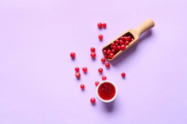 Bir kase lezzetli yaban mersini reçeli ve renkli böğürtlenli kase