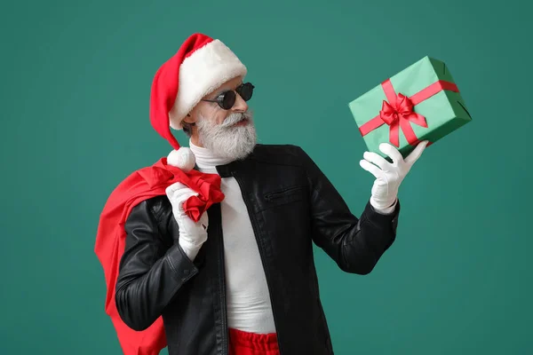 Cool Santa Claus Кожаной Куртке Подарком Цветном Фоне — стоковое фото