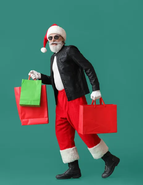 Крутой Санта Клаус Кожаной Куртке Сумками Покупок Цветном Фоне — стоковое фото