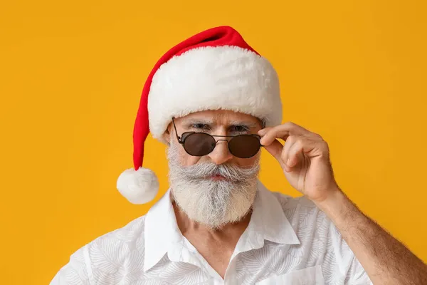 Cool Senior Man Santa Hat Color Background — Stock Photo, Image