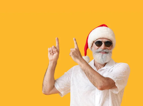 Cool Senior Man Santa Hat Pointing Something Color Background — Stock Photo, Image