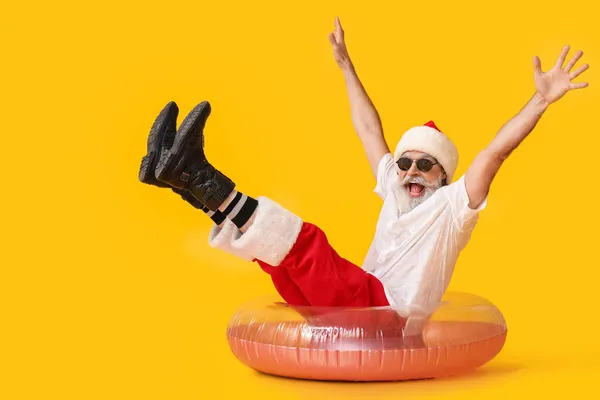Babbo Natale Fresco Con Anello Nuoto Sfondo Colore — Foto Stock