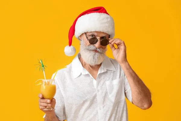 Cooler Weihnachtsmann Mit Cocktail Auf Farbigem Hintergrund — Stockfoto