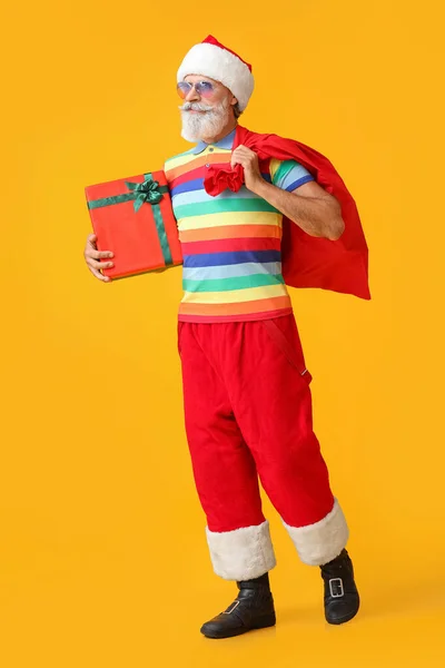 Cool Santa Claus Prezentem Torbą Tle Koloru — Zdjęcie stockowe