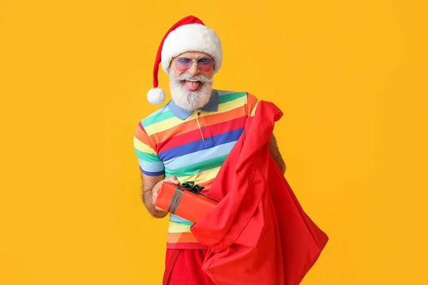 Babbo Natale Fresco Con Borsa Sfondo Colore — Foto Stock