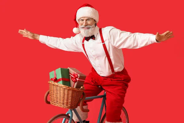 Père Noël Avec Vélo Cadeaux Sur Fond Couleur — Photo