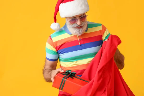 Cool Santa Claus Torbą Tle Koloru — Zdjęcie stockowe