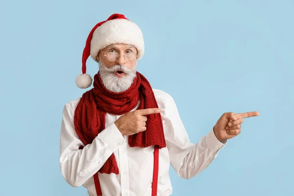 Portrait Surprised Santa Claus Pointing Something Color Background — Stock Photo, Image