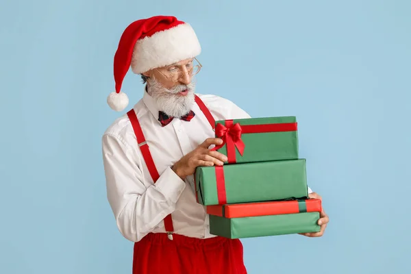 Weihnachtsmann Mit Geschenken Auf Farbigem Hintergrund — Stockfoto