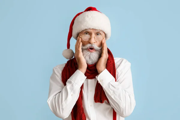 Portrait Surprised Santa Claus Color Background — Stock Photo, Image