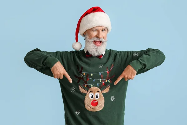 Senior Mann Mit Weihnachtsmütze Und Weihnachtspullover Auf Farbigem Hintergrund — Stockfoto