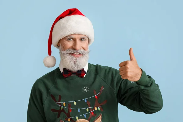 Homem Sênior Chapéu Santa Camisola Natal Fundo Cor — Fotografia de Stock