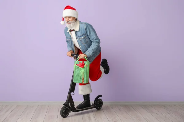 Cool Santa Claus Σκούτερ Κλωτσιά Και Δώρα Στο Φόντο Χρώμα — Φωτογραφία Αρχείου