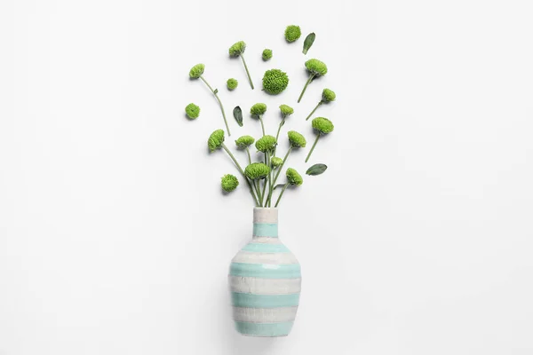Samenstelling Met Groene Chrysant Bloemen Vaas Witte Achtergrond — Stockfoto