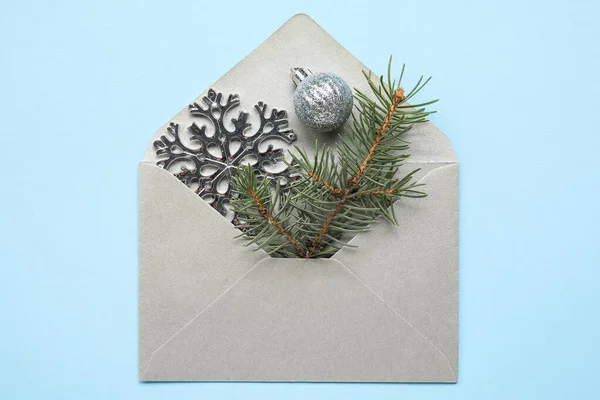 Envelop Met Dennenboom Tak Sneeuwvlok Bal Kleur Achtergrond — Stockfoto