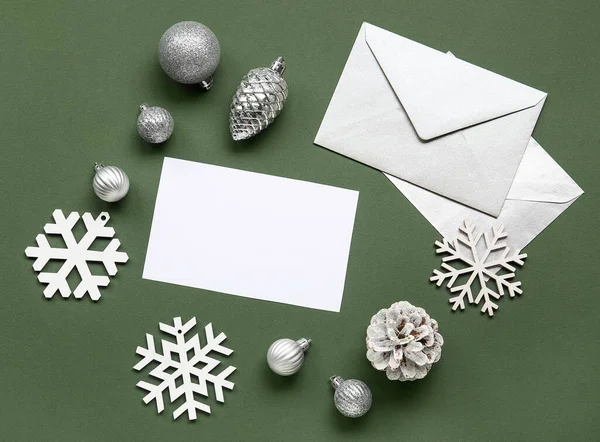 Mooie Kerstcompositie Met Blanco Kaart Envelop Groene Achtergrond — Stockfoto