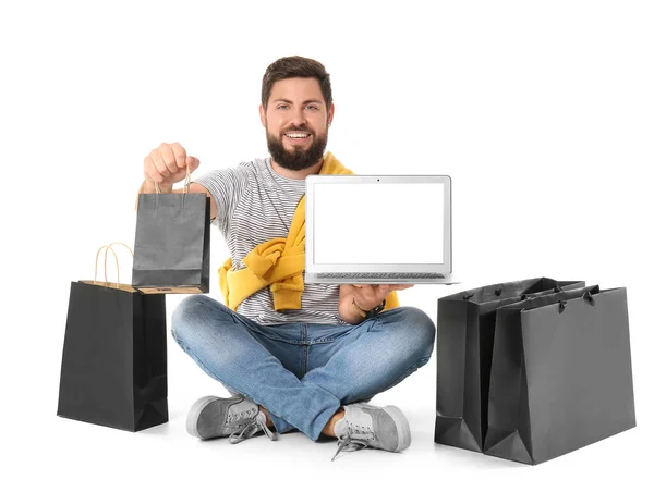 Bilgisayarlı Yakışıklı Bir Adam Beyaz Arka Planda Kara Cuma Alışveriş — Stok fotoğraf