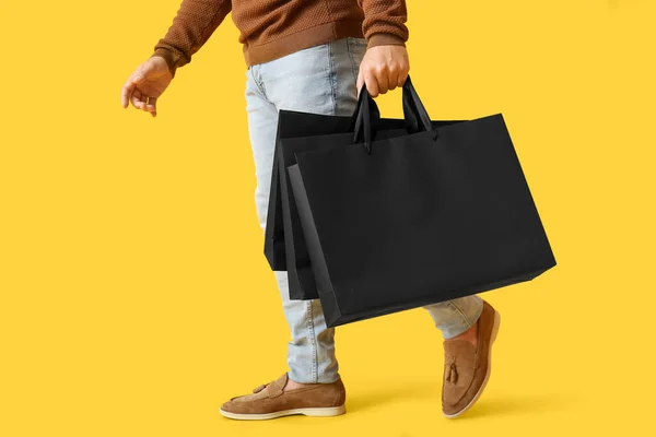 Hombre Guapo Con Bolsas Compras Viernes Negro Sobre Fondo Amarillo — Foto de Stock