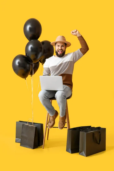 Joven Feliz Con Portátil Sobre Fondo Amarillo Viernes Negro Venta —  Fotos de Stock