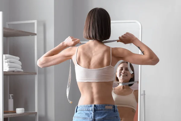Mulher Magra Jovem Frente Espelho Casa Conceito Anorexia — Fotografia de Stock