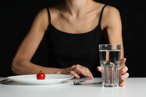 Wanita Muda Meja Dengan Latar Belakang Gelap Konsep Anorexia — Stok Foto