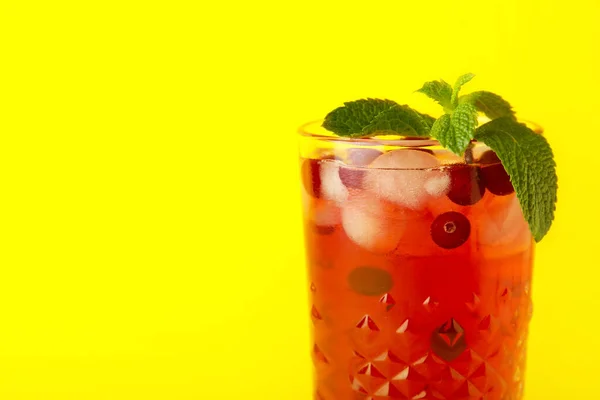 色の背景においしいクランベリージュースとガラス — ストック写真