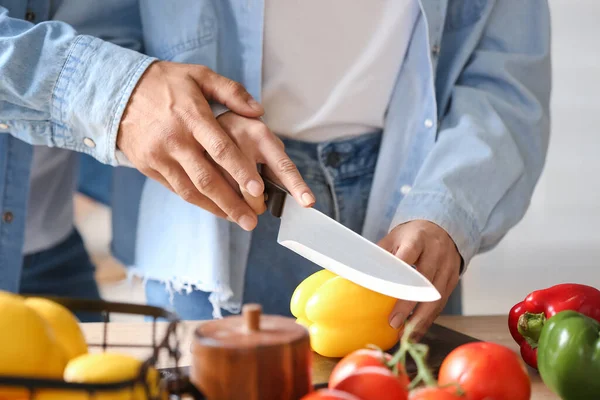 Mladý Pár Vaří Kuchyni Detailní Záběr Veganský Den — Stock fotografie