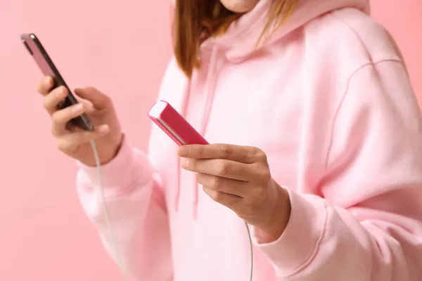 Jeune Femme Avec Téléphone Banque Alimentation Sur Fond Couleur — Photo