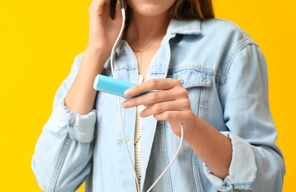 Junge Frau Mit Telefon Und Powerbank Auf Farbigem Hintergrund — Stockfoto