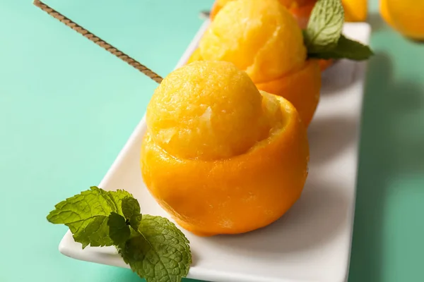 천연색 배경에 오렌지 껍질에 맛있는 아이스크림을 — 스톡 사진