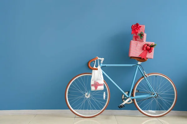 Bicicleta Com Belos Presentes Natal Perto Parede Cor — Fotografia de Stock