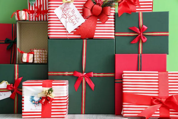 Hermosos Regalos Navidad Cerca Pared Color — Foto de Stock