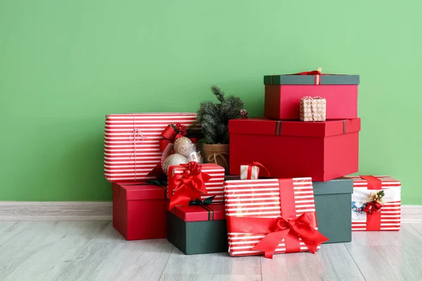 Bellissimi Regali Natale Vicino Alla Parete Colori — Foto Stock