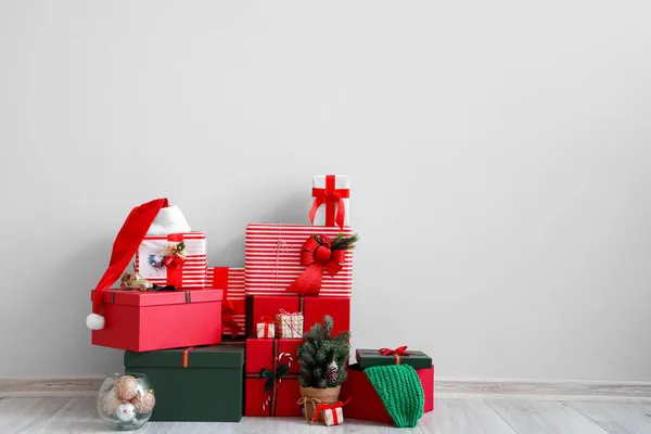 Прекрасні Різдвяні Подарунки Біля Світлої Стіни — стокове фото