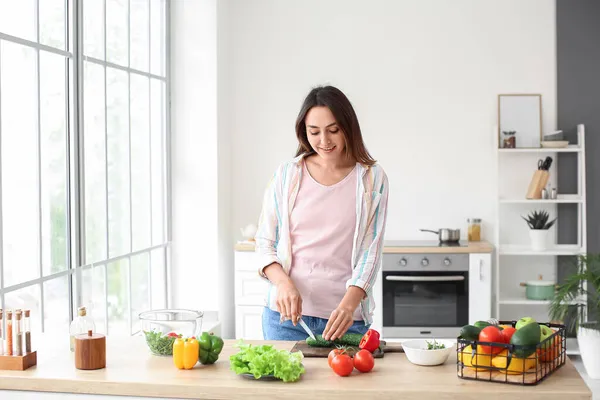 Junge Frau Schneidet Frisches Gemüse Küche — Stockfoto