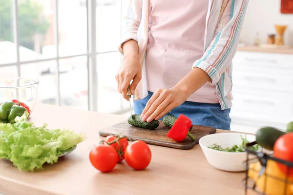 年轻女子在厨房里切新鲜蔬菜 — 图库照片