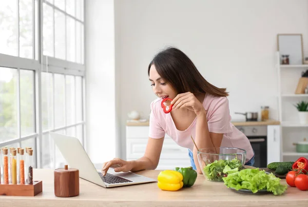 Jonge Vrouw Met Verse Groenten Laptop Keuken — Stockfoto