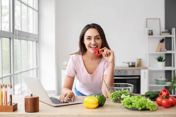 Jonge Vrouw Met Verse Groenten Laptop Keuken — Stockfoto