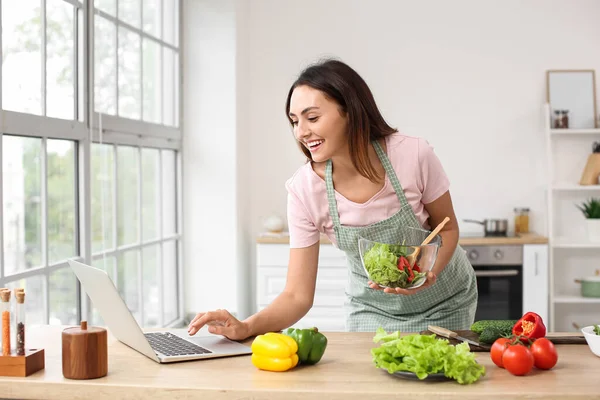 Junge Frau Mit Frischem Gemüsesalat Und Laptop Küche — Stockfoto