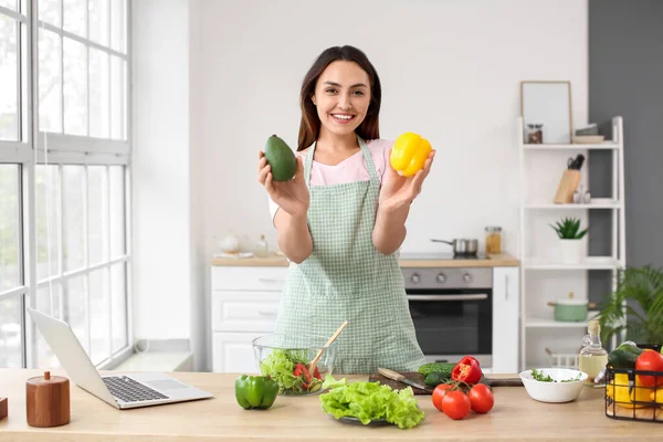厨房里有健康蔬菜的年轻女人 — 图库照片